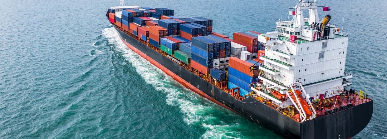 Luchtfoto internationaal transport per vrachtcontainerschip in import en export zakelijke logistiek