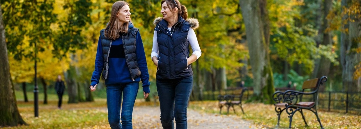 Twee dames wandelen in stadspark