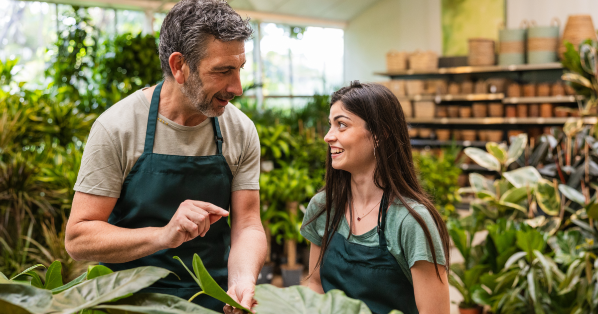 Medewerkers van een tuincentrum die hun plantenkennis delen