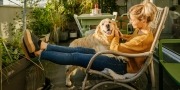 een vrouw geniet met haar hond op het terras