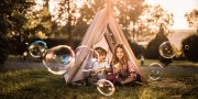 kleine kinderen spelen buiten in een tent