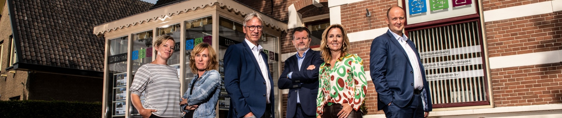 Het complete team van Wilbrink staand voor het pand