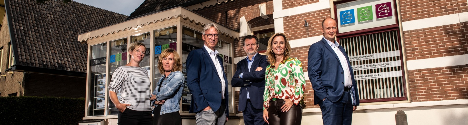 Het complete team van Wilbrink staand voor het pand