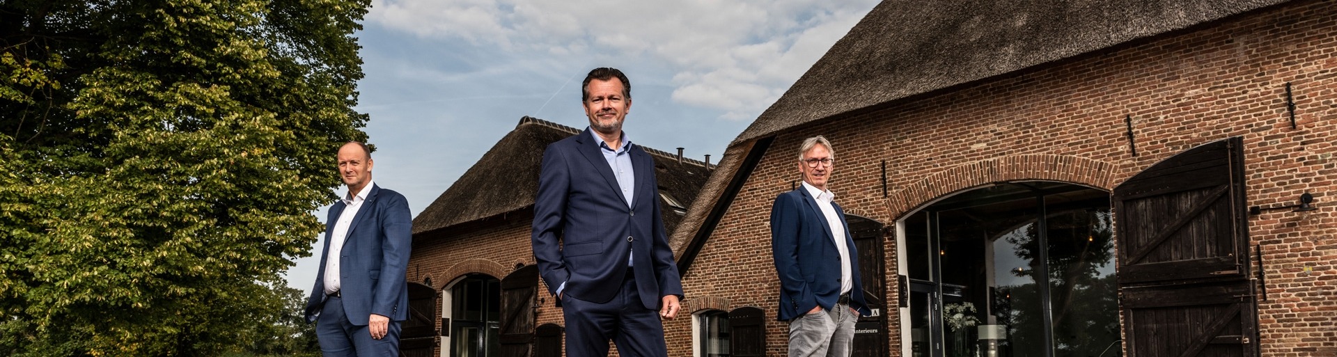 De 3 mannen van Wilbrink staand voor een boerderij